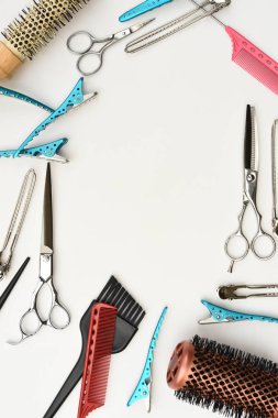 Beyaz arkaplanda izole edilmiş profesyonel kuaför araçları