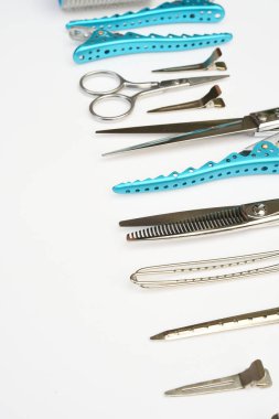 Beyaz arkaplanda izole edilmiş profesyonel kuaför araçları
