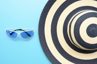 Yaz şapka ve güneş gözlüğü arka planı için