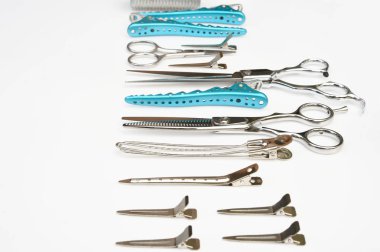 Beyaz arkaplanda izole edilmiş profesyonel kuaför araçları