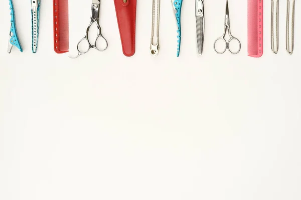 Ensemble Outils Professionnels Pour Coiffeur Isolés Sur Fond Blanc — Photo