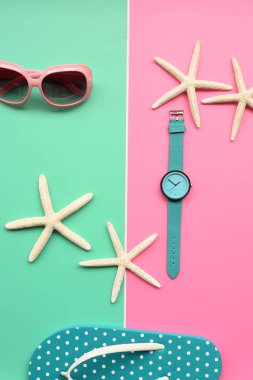 Modern moda güneş gözlüğü ve sandal ile denizyıldızı arka planı için