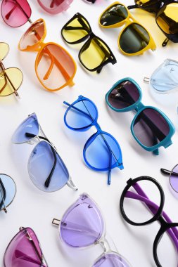 Beyaz arka planda izole edilmiş modern moda güneş gözlükleri