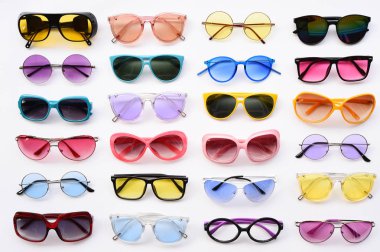 Beyaz arka planda izole edilmiş modern moda güneş gözlükleri