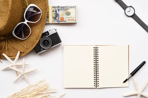 Leeres Notizbuch Mit Zubehör Und Stift Isoliert Auf Weißem Hintergrund — Stockfoto