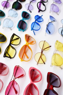 Beyaz arka planda izole edilmiş modern moda güneş gözlükleri