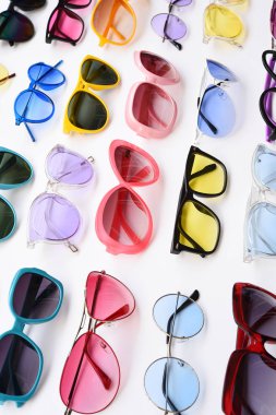 Beyaz arka planda izole edilmiş modern moda güneş gözlükleri