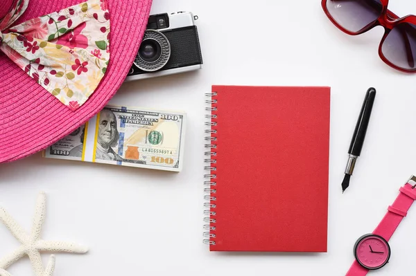 Leeres Notizbuch Mit Zubehör Und Stift Isoliert Auf Weißem Hintergrund — Stockfoto