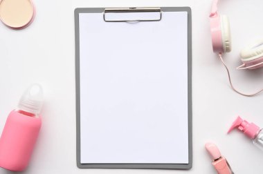  boş kağıt ve beyaz arka plan üzerinde izole Aksesuar