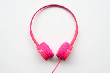 Beyaz arkaplanda izole edilmiş kulaklıkları kapat