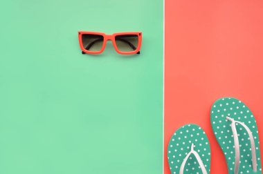 Modern moda güneş gözlüğü ve sandal arka planı için