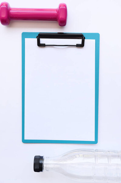 пустая бумага и аксессуары изолированы на белом фоне
