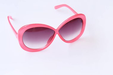 Beyaz arka planda izole edilmiş modern moda güneş gözlükleri