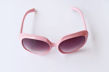 Beyaz arka planda izole edilmiş modern moda güneş gözlükleri