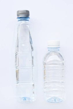 Beyaz arkaplanda izole edilmiş su şişesini kapat