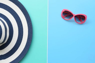 Yaz şapka ve güneş gözlüğü arka planı için