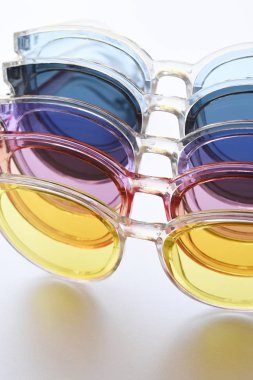 Beyaz arka planda izole edilmiş modern moda güneş gözlükleri