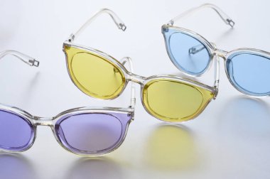 Beyaz arka planda izole edilmiş modern moda güneş gözlükleri