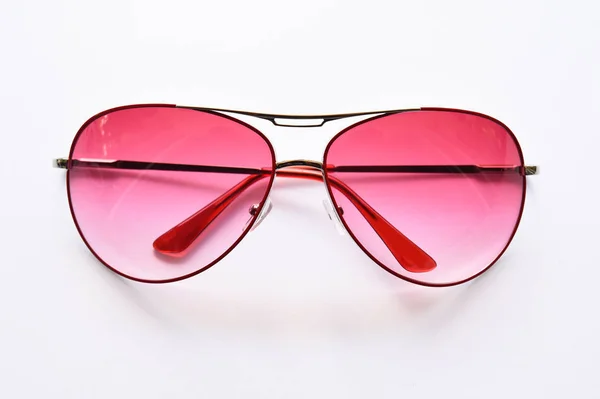 Beyaz arka planda izole edilmiş modern moda güneş gözlükleri