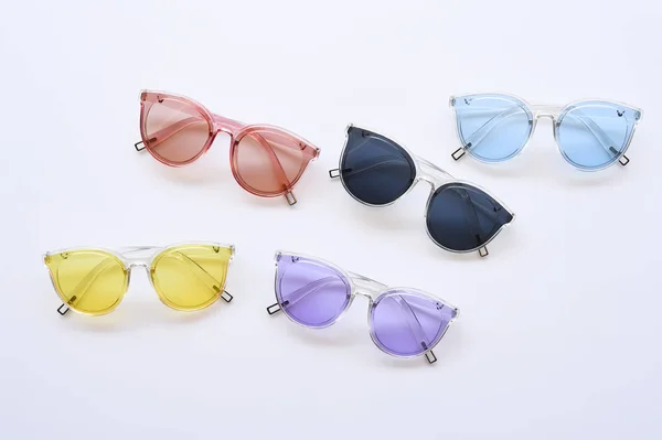Beyaz arka planda izole edilmiş modern moda güneş gözlükleri