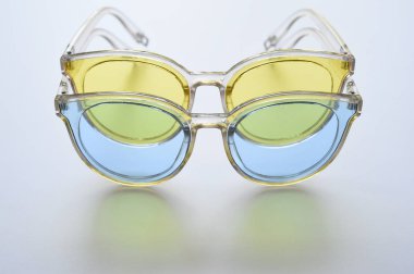Beyaz arka planda izole edilmiş modern moda güneş gözlükleri