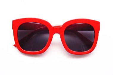Beyaz arka planda izole edilmiş modern moda güneş gözlükleri