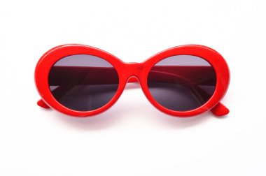 Beyaz arka planda izole edilmiş modern moda güneş gözlükleri