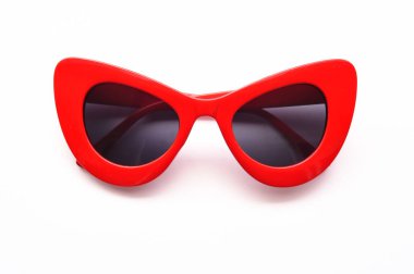 Beyaz arka planda izole edilmiş modern moda güneş gözlükleri