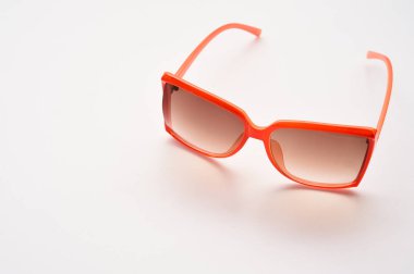 Beyaz arka planda izole edilmiş modern moda güneş gözlükleri