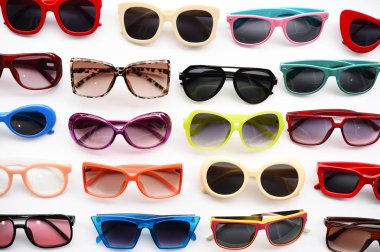 Beyaz arka planda izole edilmiş modern moda güneş gözlükleri