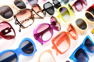 Beyaz arka planda izole edilmiş modern moda güneş gözlükleri