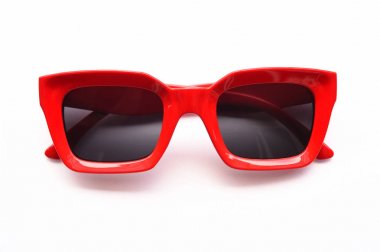 Beyaz arka planda izole edilmiş modern moda güneş gözlükleri