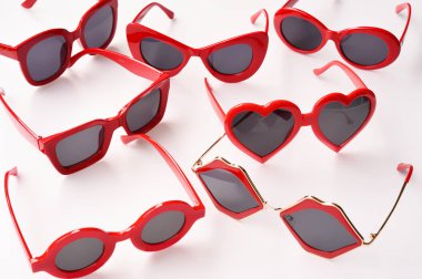 Beyaz arka planda izole edilmiş modern moda güneş gözlükleri