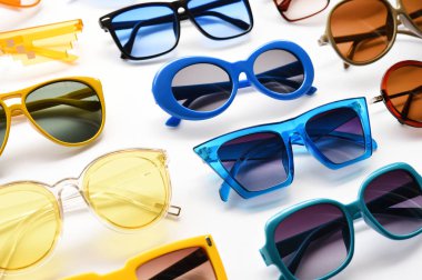 Beyaz arka planda izole edilmiş modern moda güneş gözlükleri