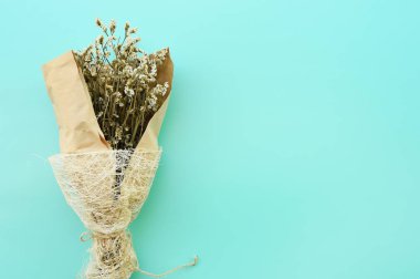 Güzel çiçek üstten görünüm mavi zemin üzerine