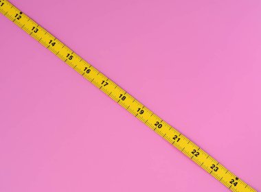 pembe arka plan üzerinde ölçü bandı yakın çekim