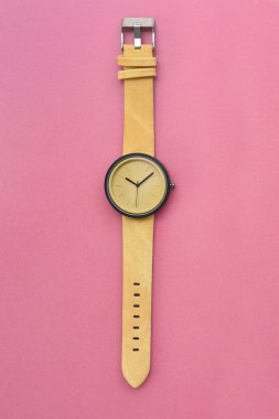 Pembe arka plandaki sarı kol saatlerini kapat          