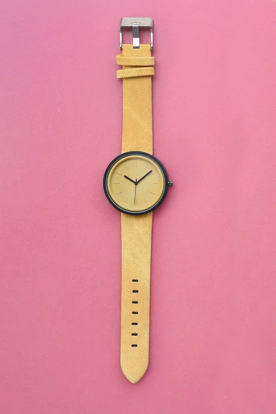 Primer Plano Los Relojes Pulsera Amarillos Sobre Fondo Rosa —  Fotos de Stock