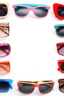 Beyaz arka planda izole edilmiş modern moda güneş gözlükleri