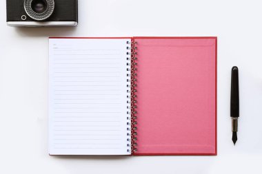 Beyaz arkaplanda izole edilmiş kameralı defter ve kalemi kapat