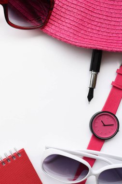 Beyaz arka planda izole edilmiş yaz şapkası ve güneş gözlüğü.