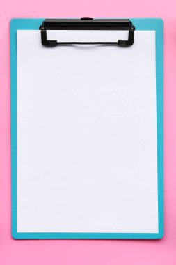 Pembe arkaplan üzerine boş kağıdı kapat