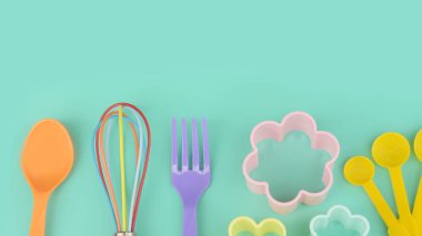 Pişirme gereçleri araçlarını ve yeşil arkaplanda pişirme kavramını kapat