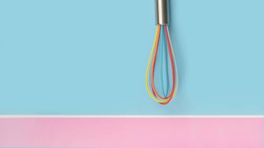 Renkli mutfak çırpma teli arka plan için yakın çekim