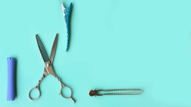 Yeşil arka planda profesyonel kuaför araçları