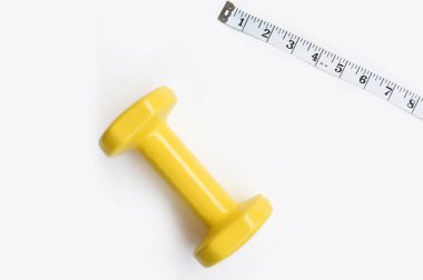 Spor konsepti dambıl ve mezura beyaz arka planda izole edildi