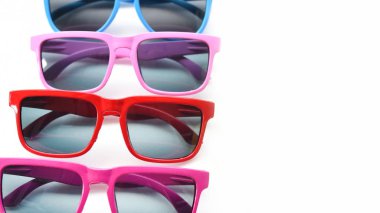 Beyaz arka planda izole edilmiş modern moda güneş gözlükleri