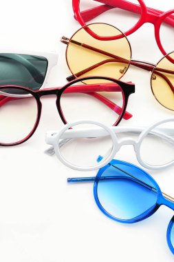 Beyaz arka planda izole edilmiş modern moda güneş gözlükleri