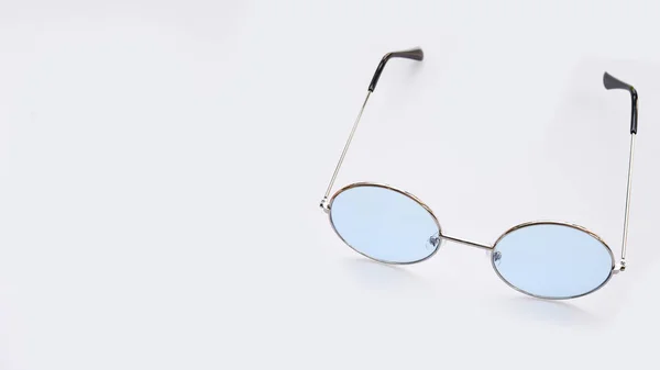 Beyaz Arka Planda Izole Edilmiş Modern Moda Güneş Gözlükleri — Stok fotoğraf