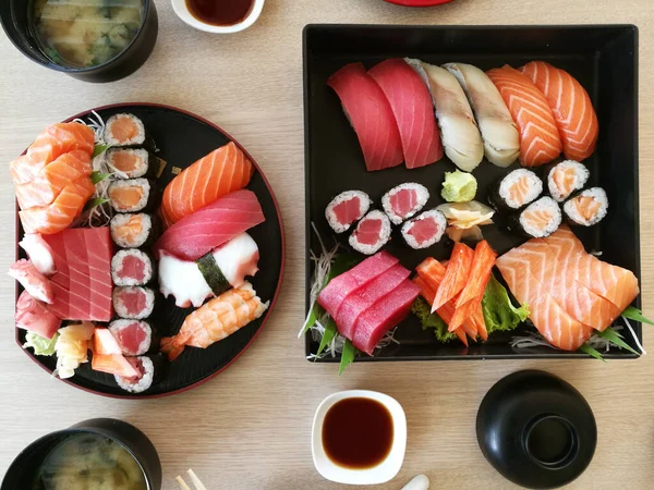 Närbild Färsk Sushi Keramiska Skålen Japansk Mat — Stockfoto